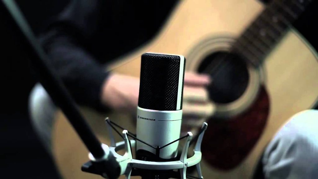 les microphones à condensateur conviennent surtout à des utilisations en studio.